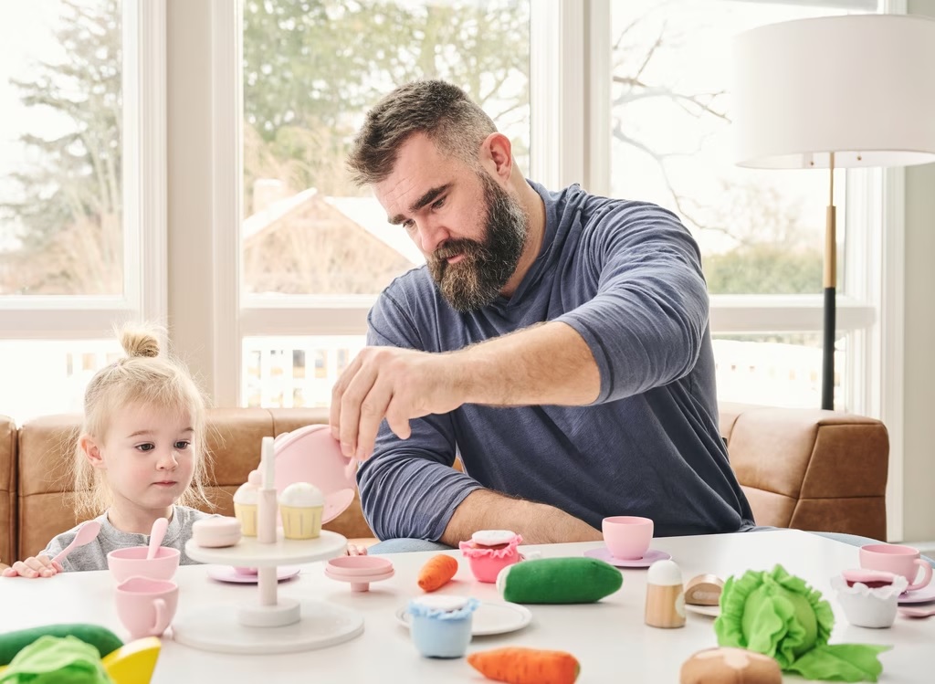 Jason Kelce and Wife Kylie Celebrate Daughter Elliotte’s third Birthday with Homemade Bluey Cake