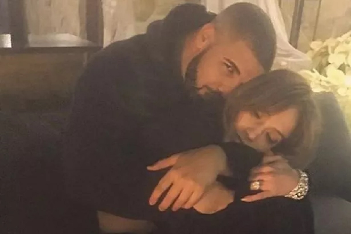 REVEALED: Drake and Jennifer Lopez has been secretly having affairs before Ben Affleck divorce with reports indicating the rapper is “ready and waiting” for Lopez to make their affair public. What do you consider on this?